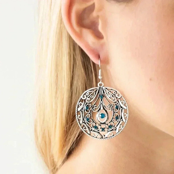 paparazzi Jewelry - PAPARAZZI  CHOOSE TO SPARKLE DANGLE EARRINGS